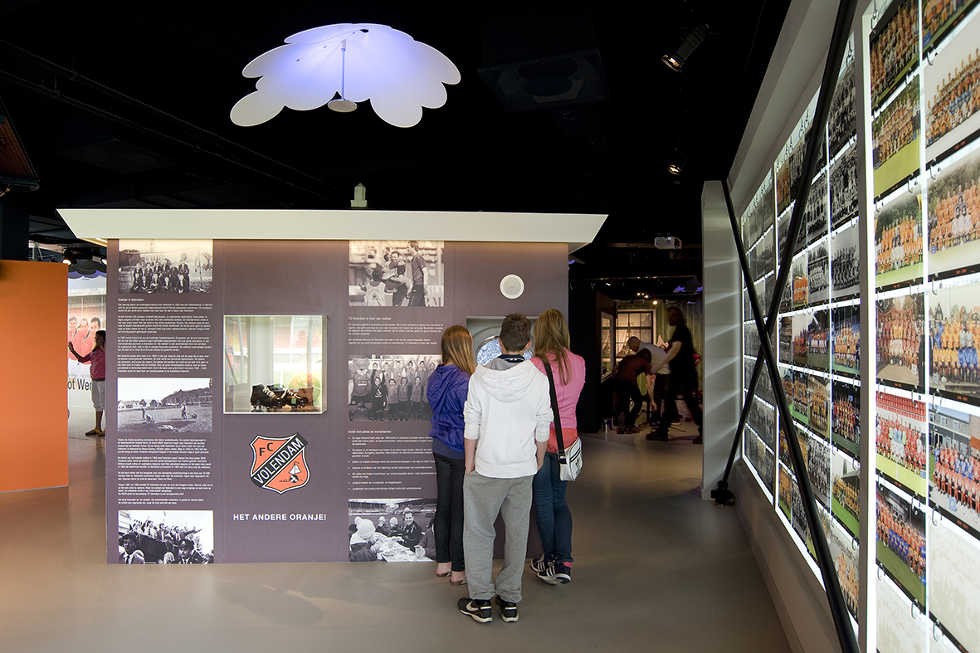 Fotobehang en plexiglazen schilderijen van FC Volendam elftallen Museum Uniek Volendam