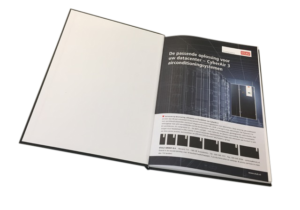 boek met harde kaft en stofomslag